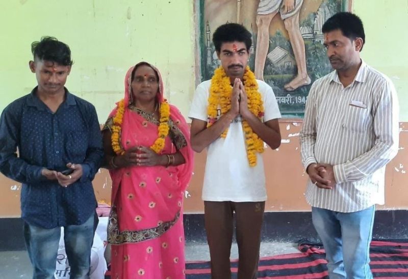 वाराणसी से बूंदी आकर मूक विमंदित बेटे से मिलकर भावुक हुई मां