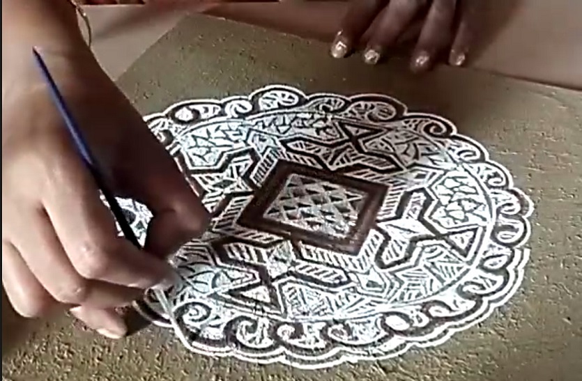 प्रतिभागियों ने मांडना की डिजाइंस बनाना सीखा