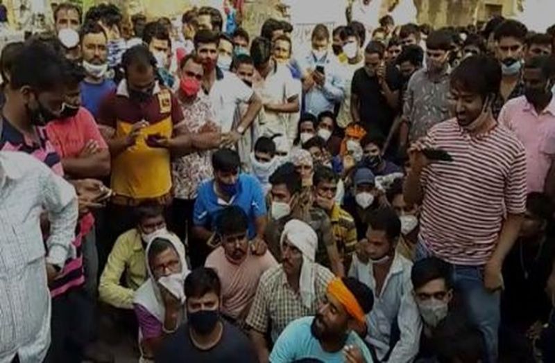 वैक्सीनेशन को लेकर बवाल, दो घंटे तक धरना देकर प्रदर्शन