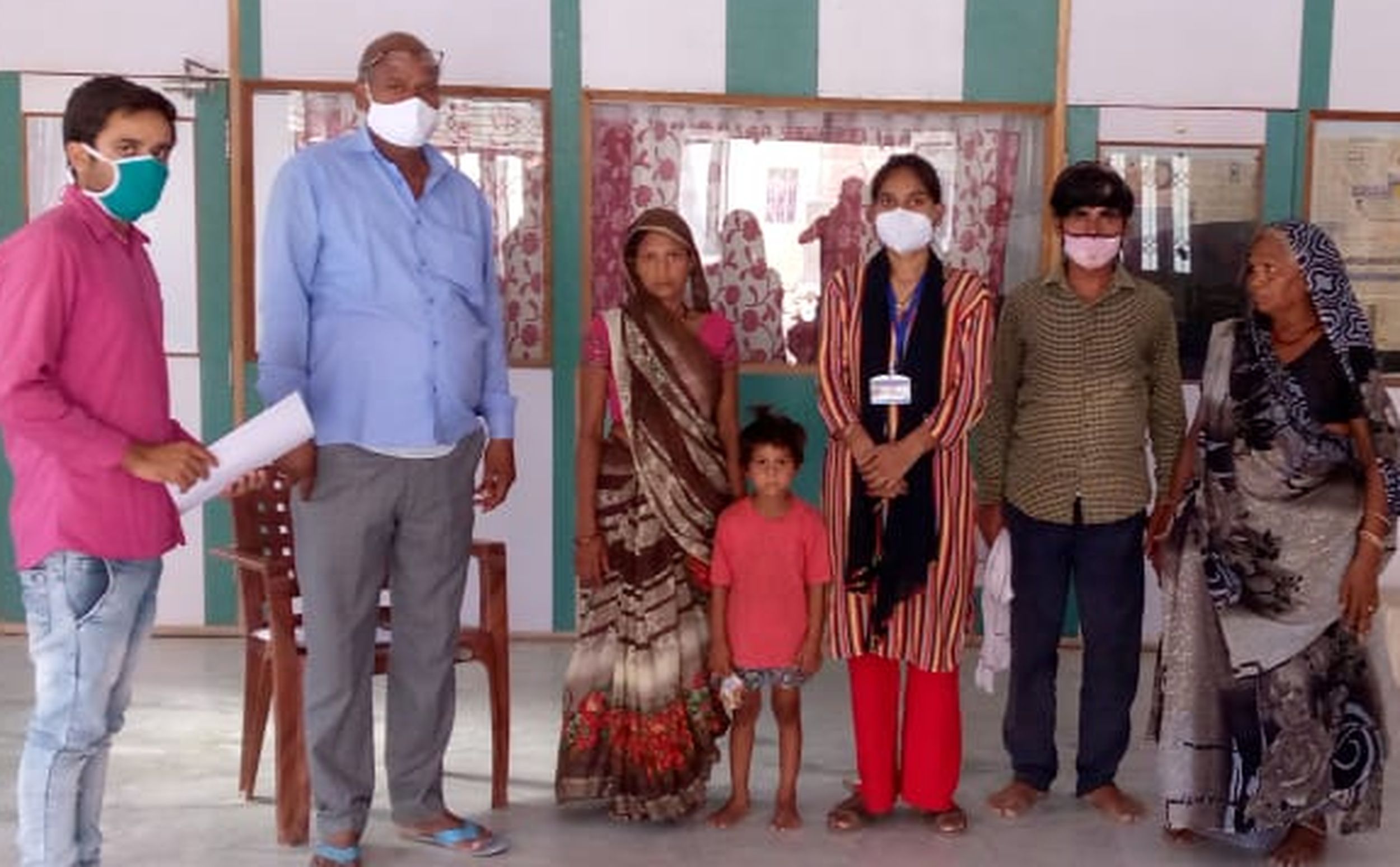 बिछुडी बालिका से मिली तो छलक उठी मां की ममता