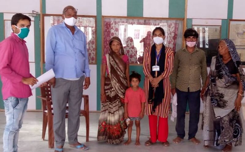 बिछुडी बालिका से मिली तो छलक उठी मां की ममता