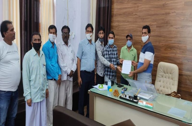 हैल्थ इंस्पेक्टर से मारपीट मामला : पुलिस कार्रवाई नहीं होने पर नगर पालिका कार्मिकों ने किया प्रदर्शन