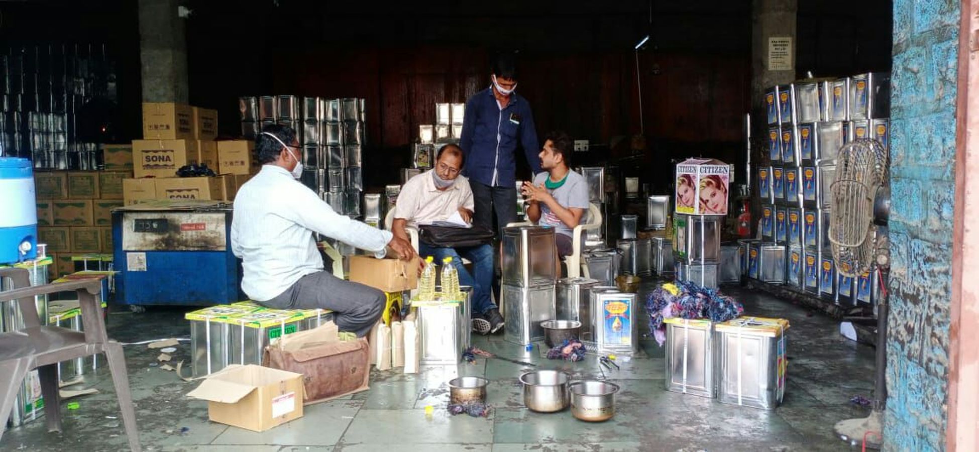 नकली तेल बनाने का अंदेशा, फैक्ट्री में दबिश