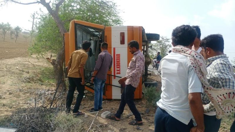 ओवरटेक करते ब्रेक लगाने पर बस पलटी, आठ जने घायल, दो रैफर