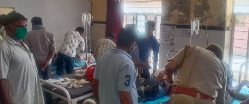 ओवरटेक करते बस पलटी, आठ जने घायल, दो रैफर