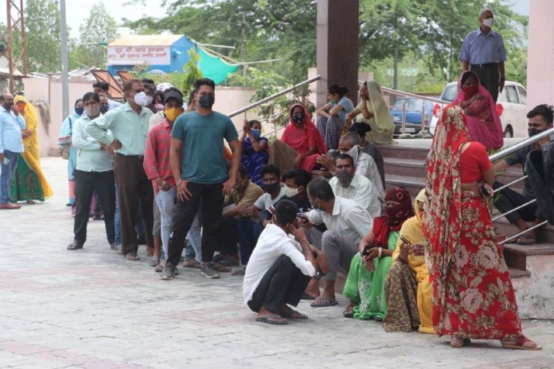 वैक्सीन खत्म होने के डर से टीके लगवाने वालों की उमड़ी भीड़, बुलवानी पड़ी पुलिस
