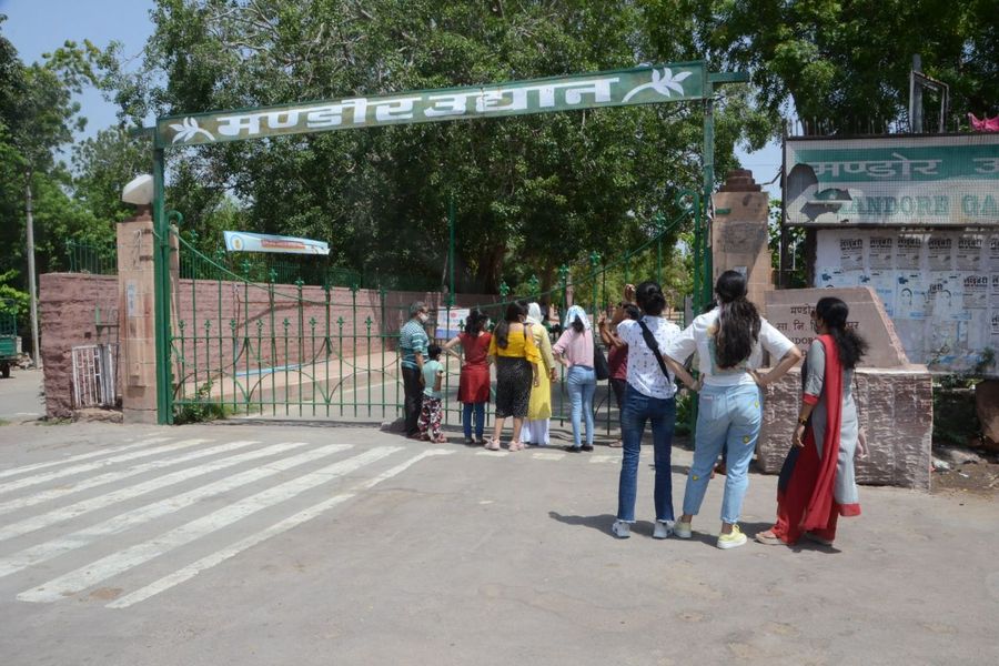 प्रमुख पर्यटन स्थल बन्द होने से निराश लौट रहे सैलानी