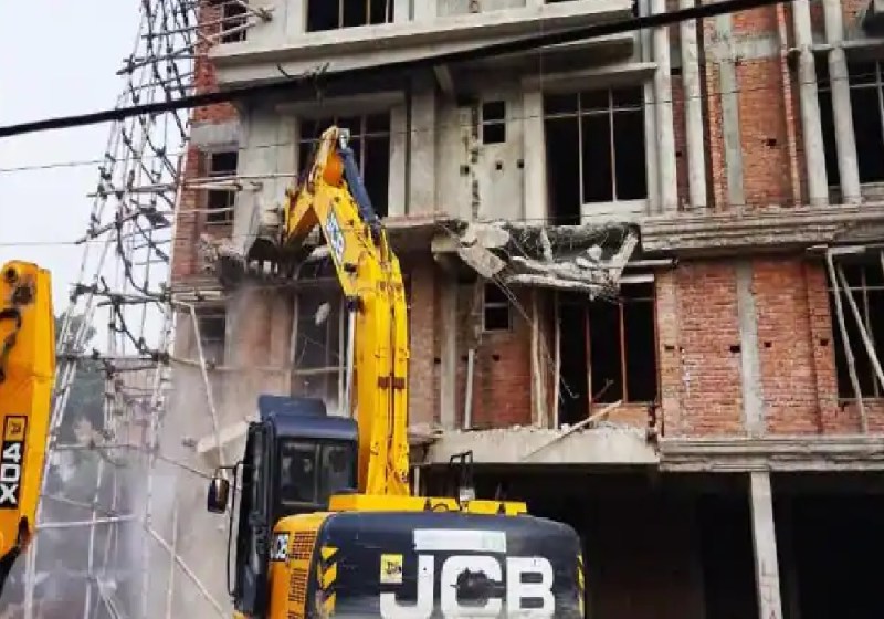बसपा के इस पूर्व सांसद की 100 करोड़ की इमारत पर चला बुल्डोजर, ऐसे हुआ था निर्माण