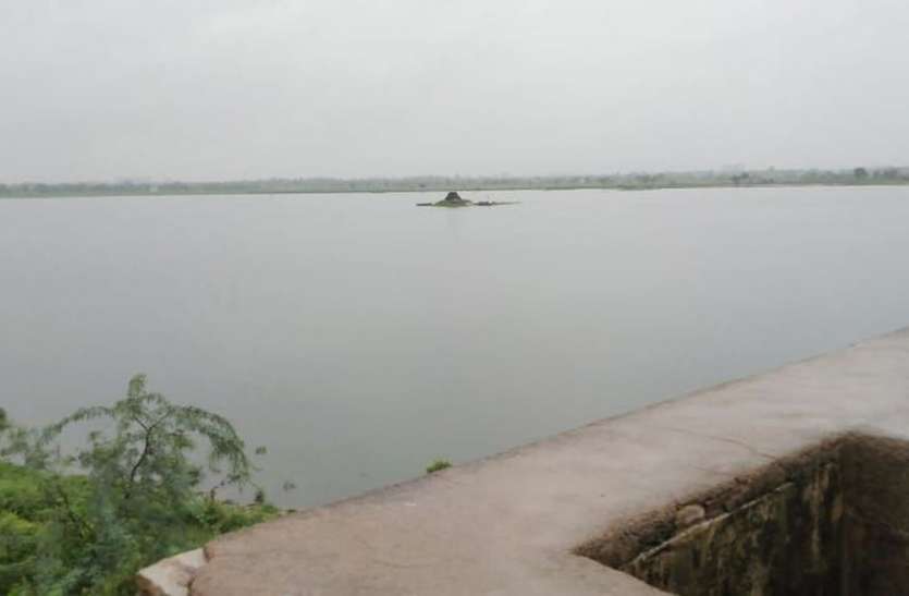नेवटा बांध में पहुंच रहा लापरवाही का 'जहर'