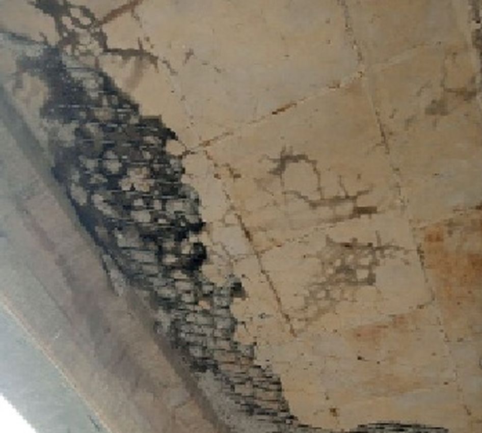 अंडरपास की दीवार हुई क्षतिग्रस्त, निकले सरिये