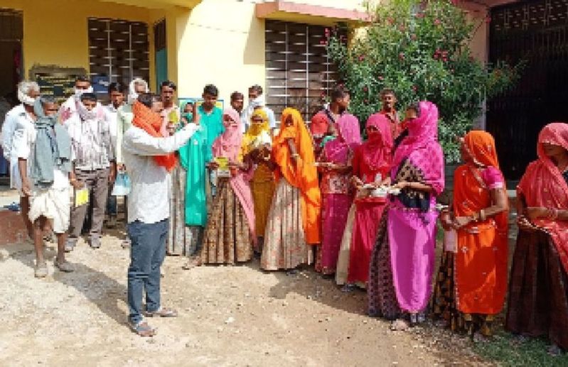 रोजगार नहीं मिल रहा, ग्रामीणों ने जताया रोष