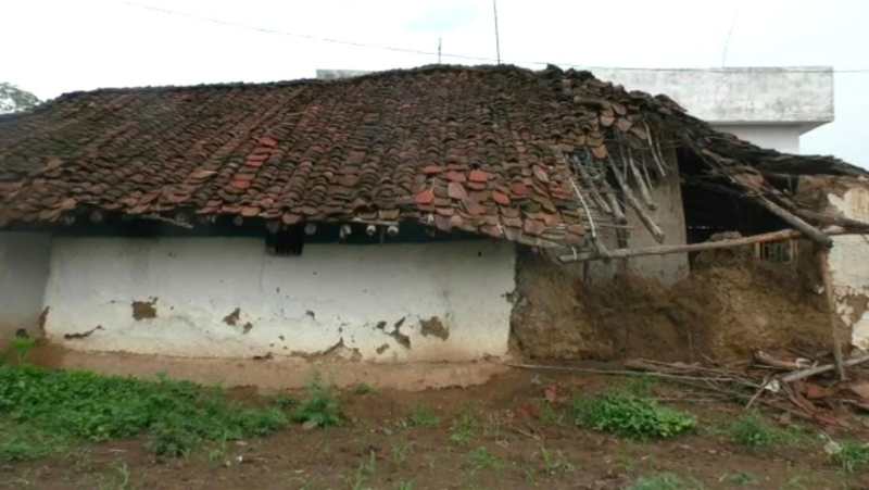 बारिश का डर, टपकती है छत, दीवार भी जर्जर
