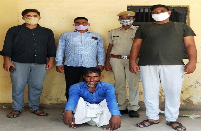 कुख्यात इनामी गोतस्कर अवैध हथियार के साथ पकड़ा, पुलिसकर्मी की हत्या में आरोपी