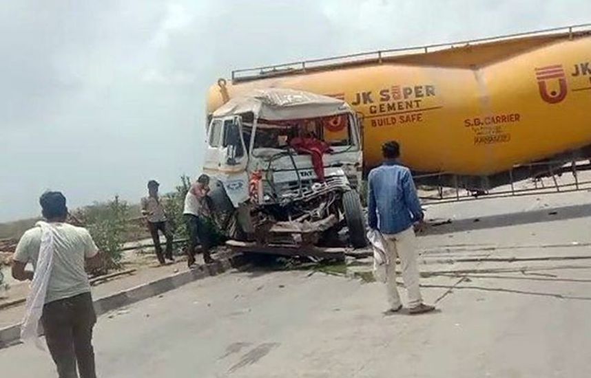 हैंगिंग ब्रिज टोल प्लाजा पर बजरी से भरे ट्रोले ने मारी सीमेंट बुल्कर को टक्कर, चार घायल