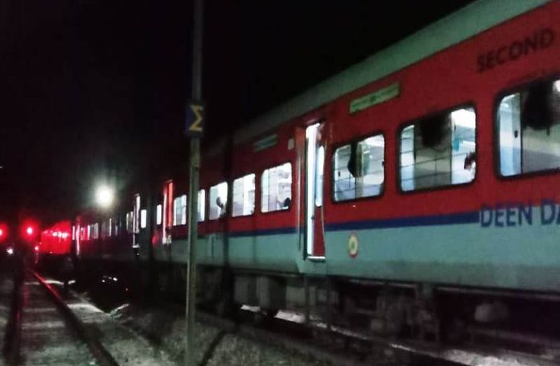 यहां आधी रात को रुक गई ट्रेन...फिर हुआ कुछ ऐसा....