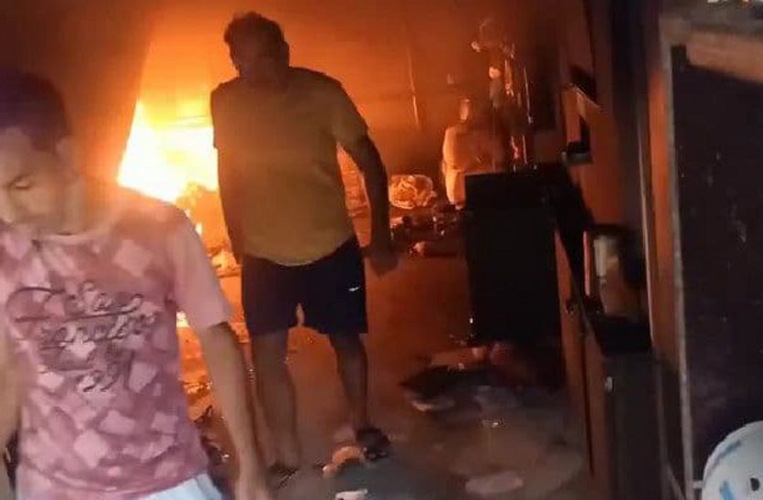चोरों का तांडव: कपड़ा दुकान में चोरी के बाद बदमाशों ने लगाई आग, लाखों रुपये की क्षति, देखें वीडियो