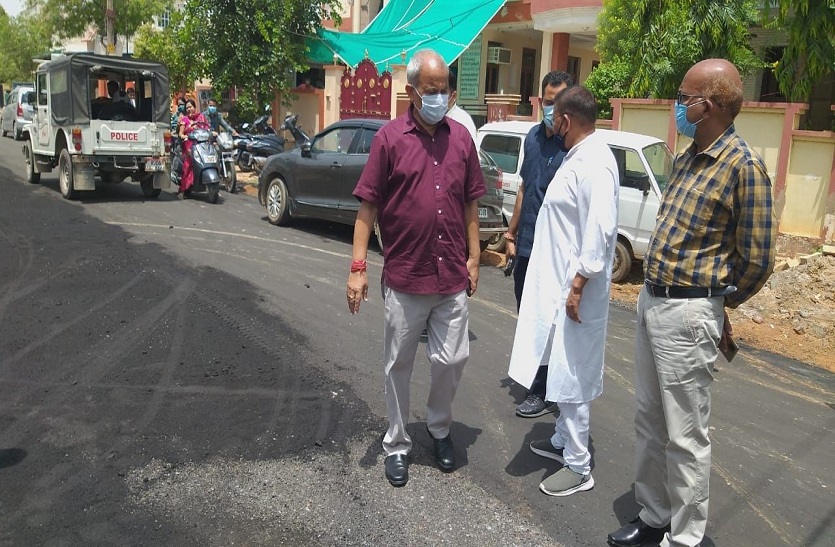 सड़क निर्माण में गड़बड़ी देख मंत्री नाराज, जांच को तीन एजेंसियों को भेजा नमूना