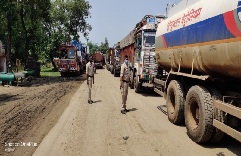 कीचड़ में फंस रही गाड़ियां, हाइवे पर 18 घंटे से ट्रैफिक की रफ्तार धीमी पड़ी