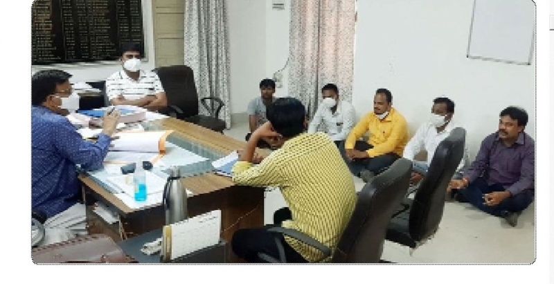 भाजपा नेताओं ने पीडब्ल्यूडी एक्सइएन के कक्ष में दिया एक घंटे धरना