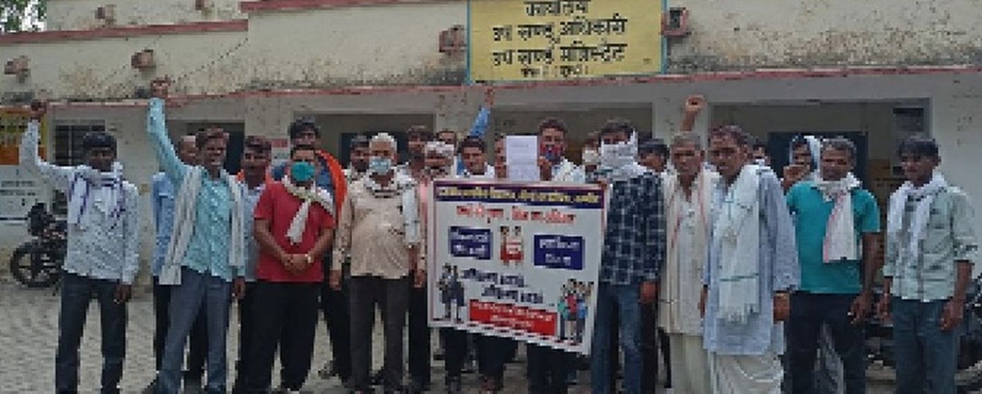 प्रशासन अतिक्रमण नहीं हटा रहा, ग्रामीण विद्यालय का ताला नहीं खोल रहे
