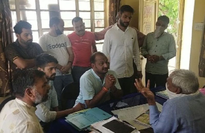 बिजली व्यवधान से नाराज भाजपा कार्यकर्ताओं ने किया प्रदर्शन