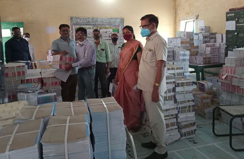 नि:शुल्क पाठ्यपुस्तकों का वितरण शुरू