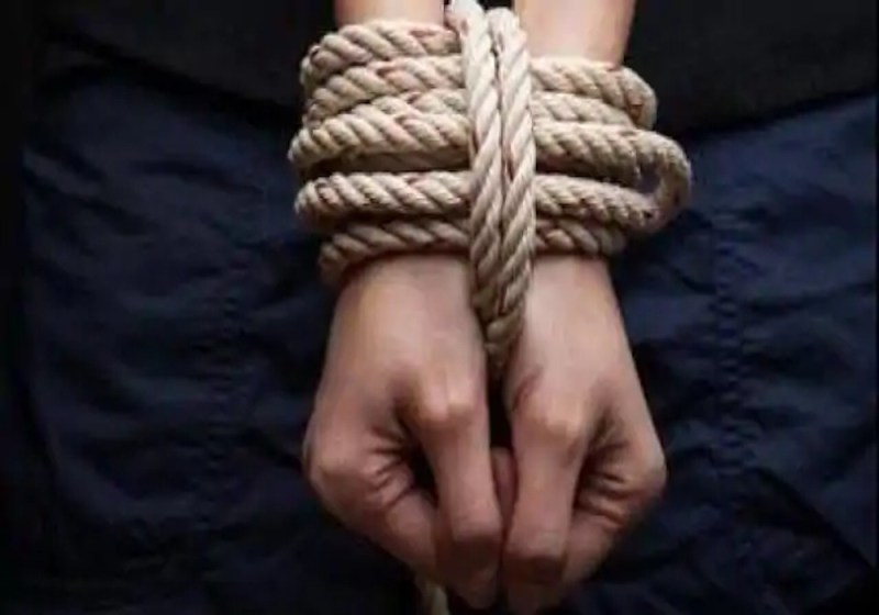 Quick Read: क्षेत्र पंचायत सदस्य का हुआ अपहरण, मारपीट और हवाई फायरिंग से भय का माहौल