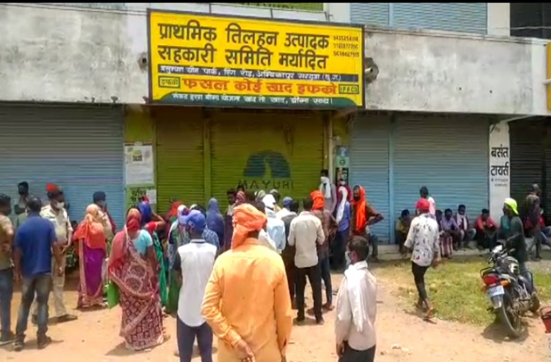 Black marking of fertilizers