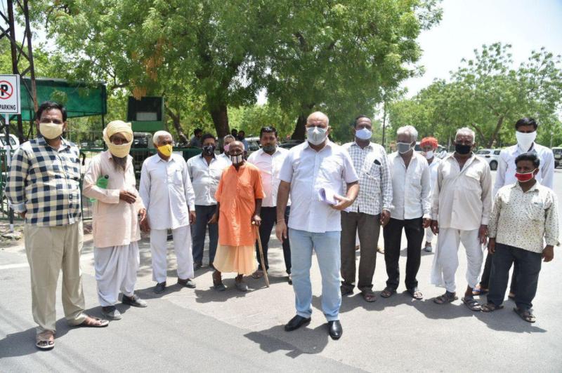 रसूखदारों के फार्महाउस पर पानी, 3 हजार आबादी प्यासी