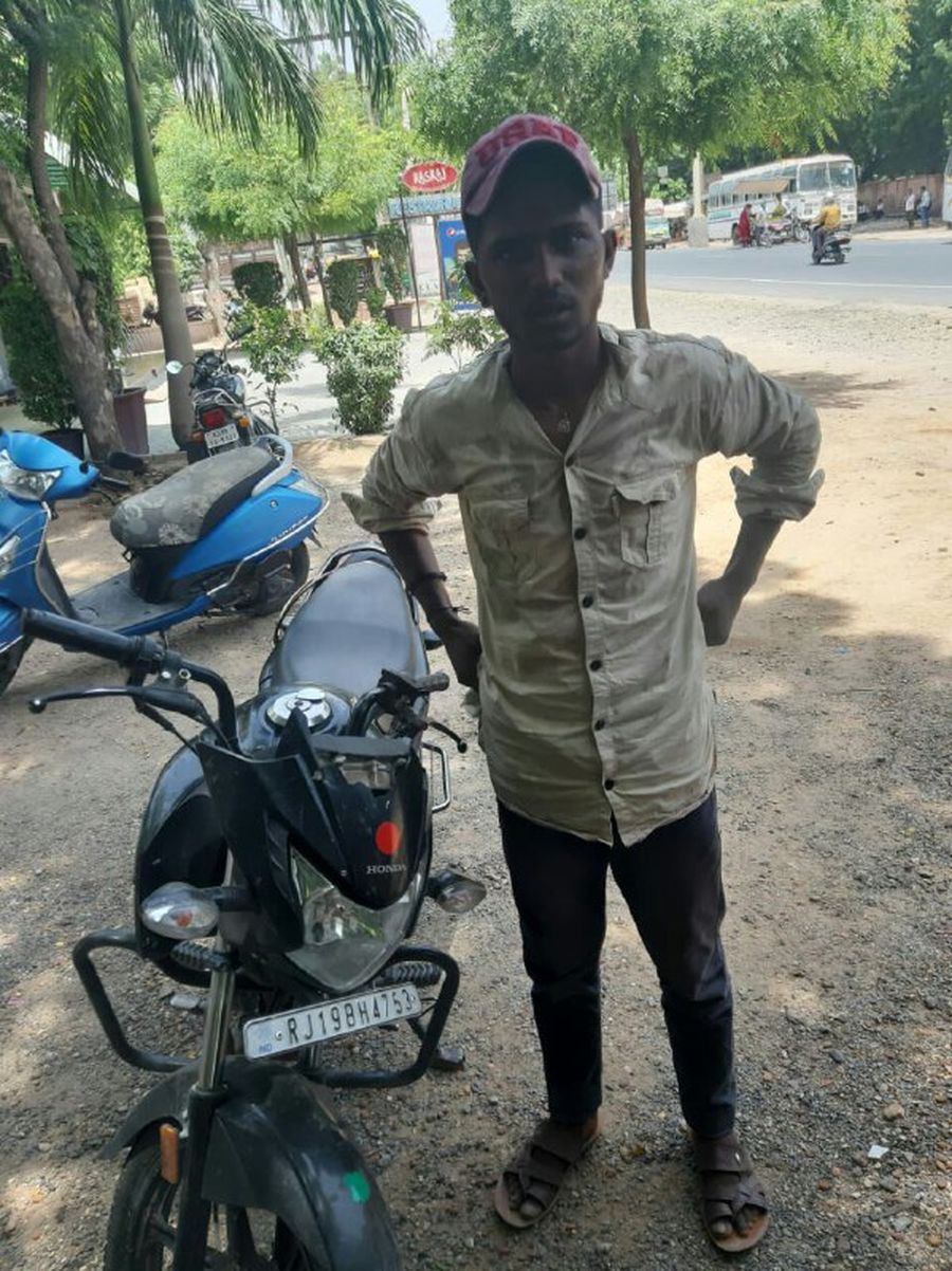 बाइक चुराकर भाग रहे युवक को चेतक ने पीछा कर पकड़ा