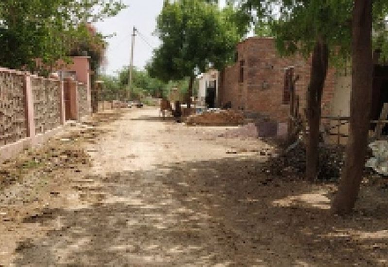 गांव में रास्ते नहीं, पैदल आवागमन करने को विवश है सामरा गांव के ग्रामीण