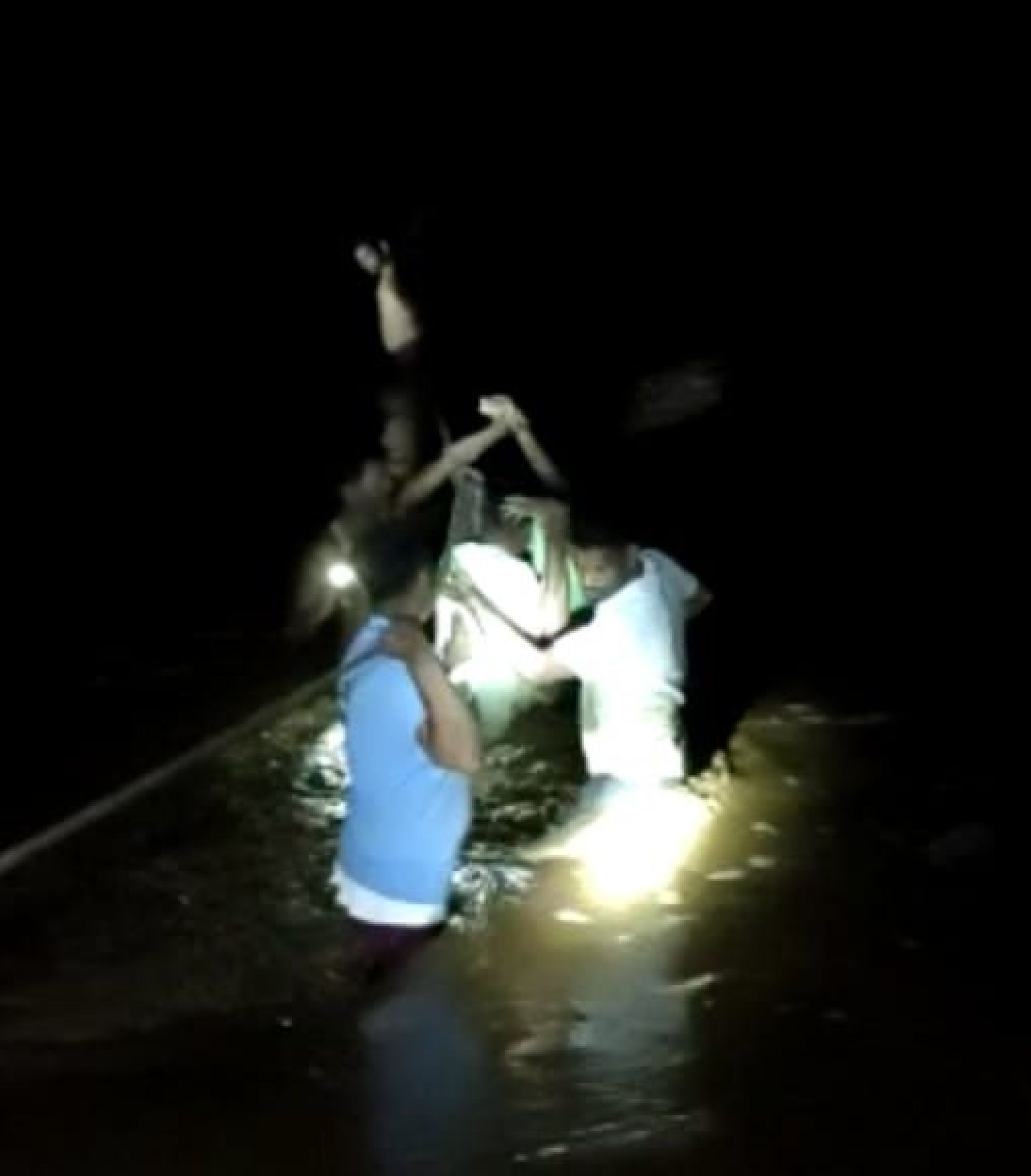 Live Video: Pandhar river floods, two youths trapped, rescued and pulled out