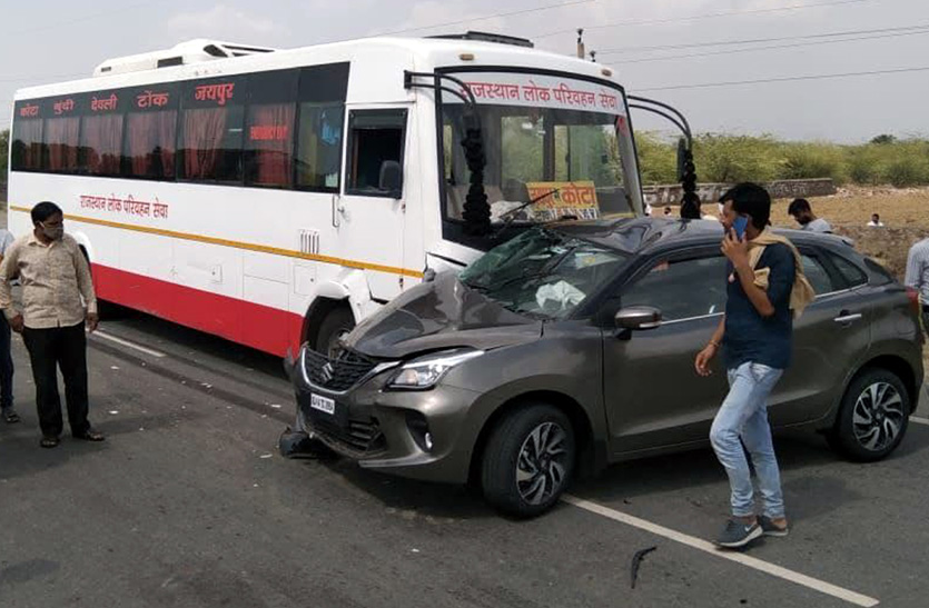 लोक परिवहन ने कार के मारी टक्कर, दो जने गंभीर घायल, मौके से चालक व परिचालक फरार