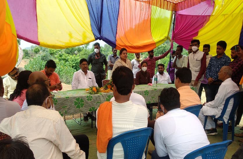 MP and BJP leader in a program organized in Karaundi.