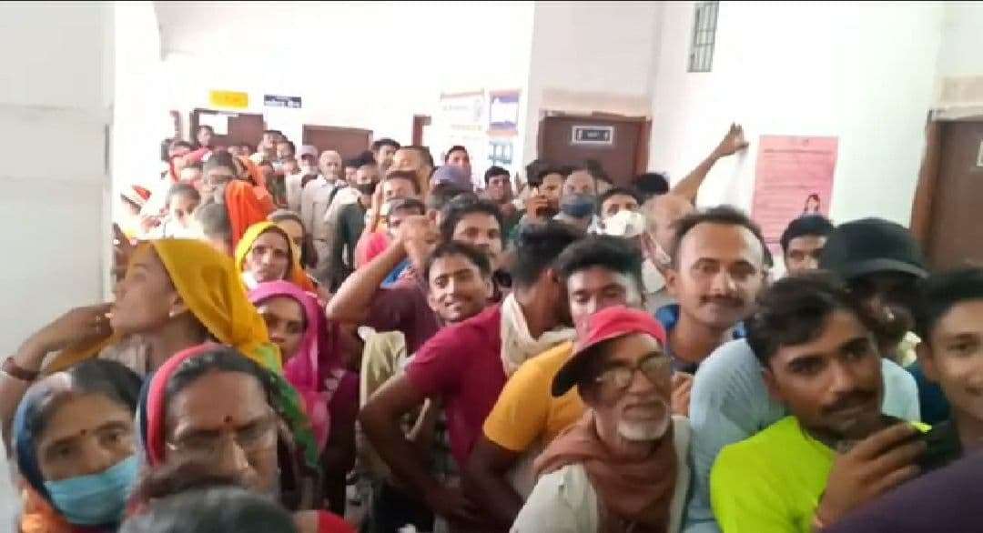 Fight for getting covid 19 vaccine in Satna