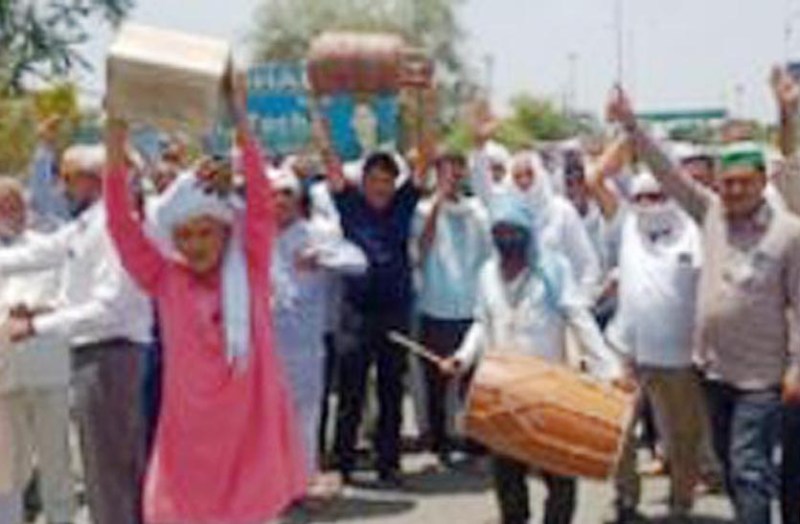 किसानों का महंगाई के खिलाफ हल्ला बोल, बजाए पीपे और ढोल