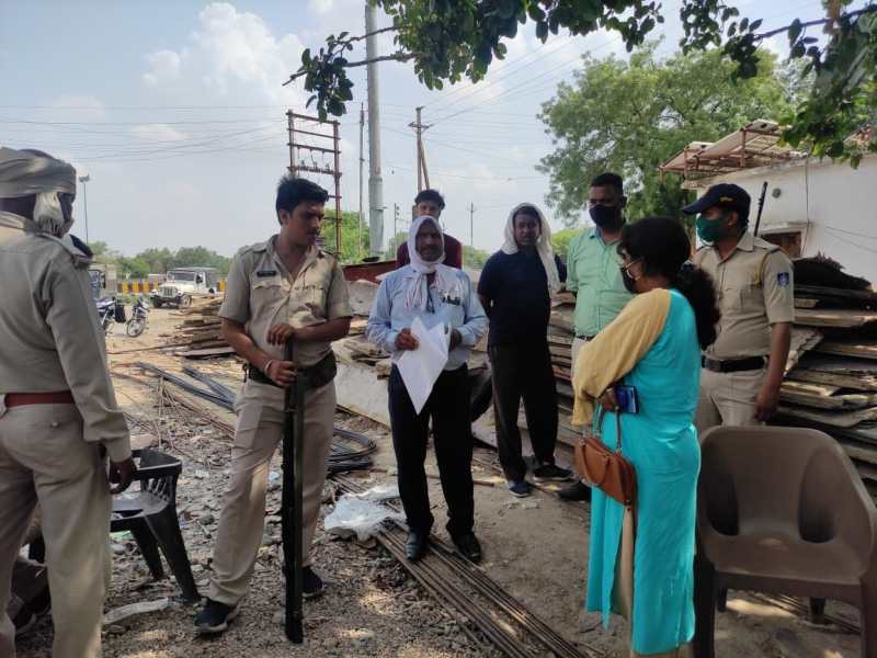 महिला थाना भवन व बड़ोखर तालाब पर एसडीओ फोरेस्ट का छापा