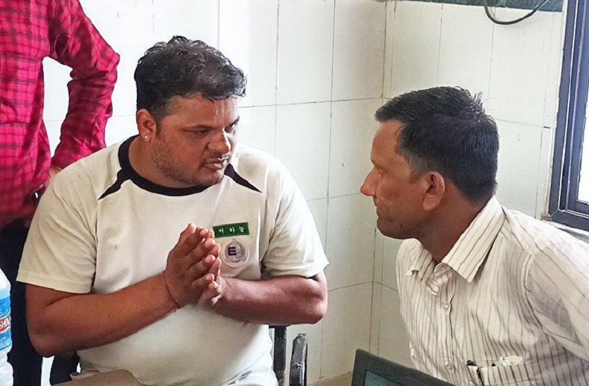 कम्प्यूटर ऑपरेटर 5 हजार की रिश्वत लेते पकड़ा, मांगने वाला डॉक्टर भाग निकला