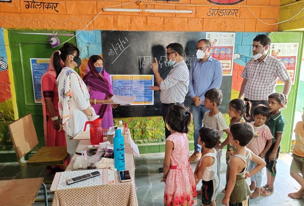 5 वर्ष की आयु के बच्चों को ओआरएस के पैकेट्स का वितरण