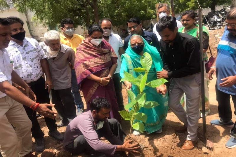 ऑक्सीहब तैयार करने सघन पौधरोपण अभियान की शुरुआत