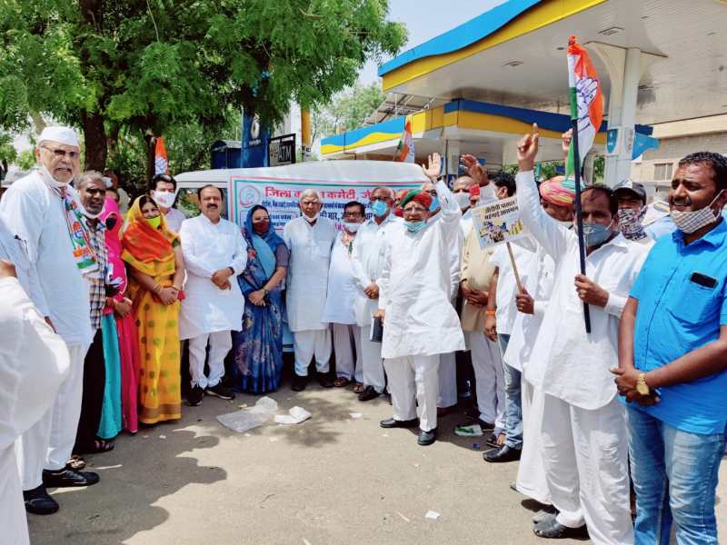 कांग्रेस ने शुरू किया हस्ताक्षर अभियान, किया विरोध प्रदर्शन