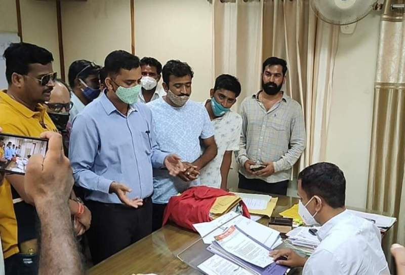 क्षतिग्रस्त सड़कें व नालियों को दुरुस्त करवाने की मांग, सौंपा ज्ञापन