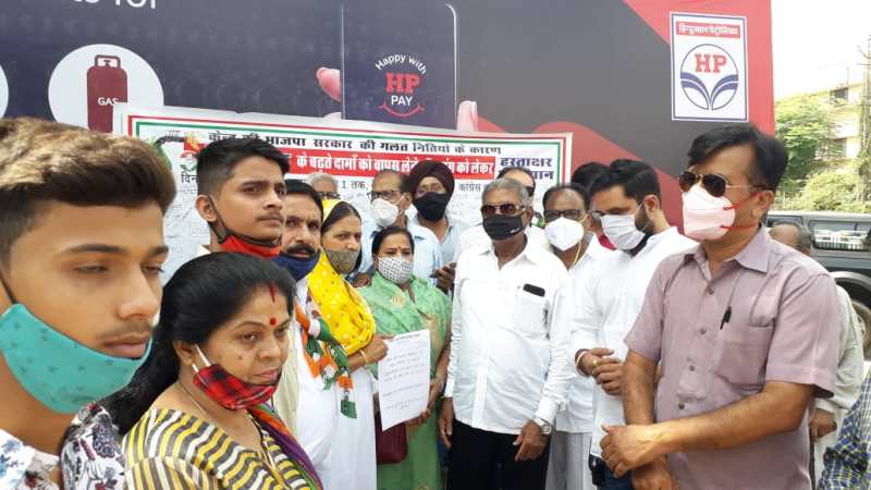 पेट्रोल पंप पर बढ़ते पेट्रोल-डीजल के दामों को लेकर हस्ताक्षर कर जताया विरोध