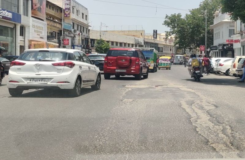 दो विधानसभा क्षेत्र व दो निगमों के बीच फंसा एमआई रोड