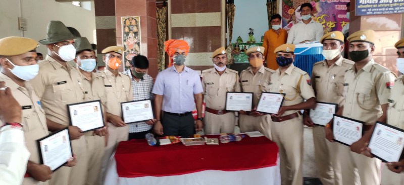 बैंक में लूट के आरोपी पकडऩे में दिखाई तत्परता पर पुुलिसकर्मियों सम्मान