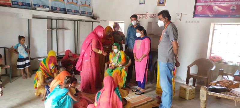 केन्द्र पर करवाई गोद भराई, योजनाओं की दी जानकारी