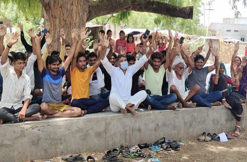 चोरियों का खुलासा नहीं होने ग्रामीणों मे है रोष , थानाधिकारी की समझाइश पर धरना स्थगित