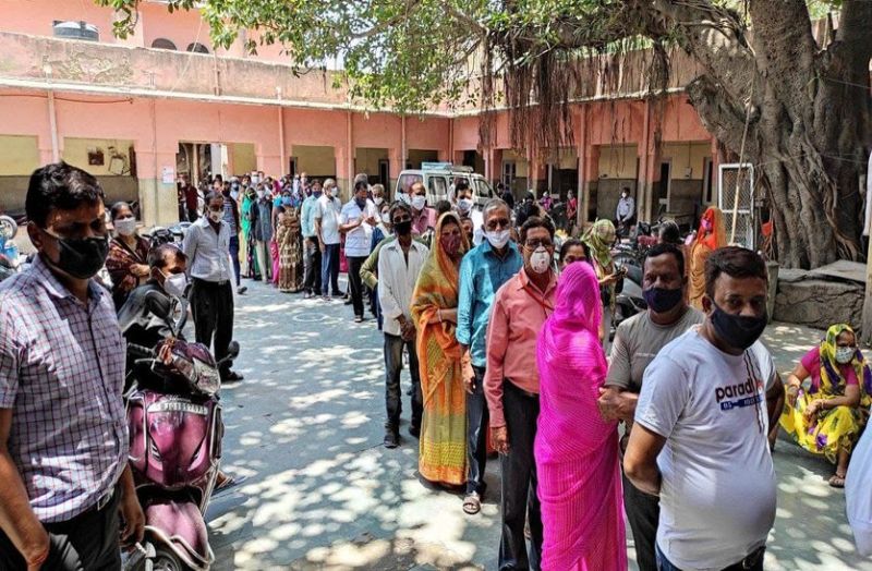 वैक्सीनेशन के लिए कतार में घंटों इंतजार,कईं लोगों ने लगवाई डोज तो कुछ टीके खत्म होने से लौटे निराश