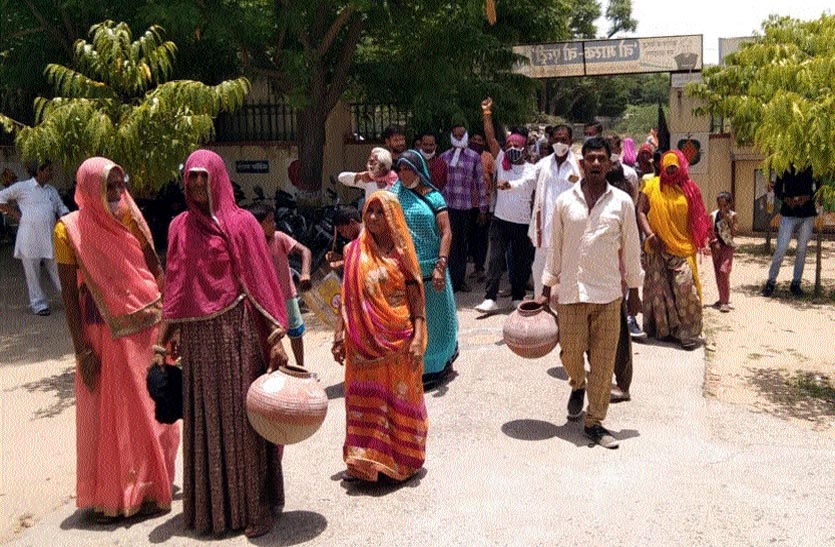 पानी समस्या से परेशान महिलाएं मटकियां लेकर एसडीएम कार्यालय पहुंची