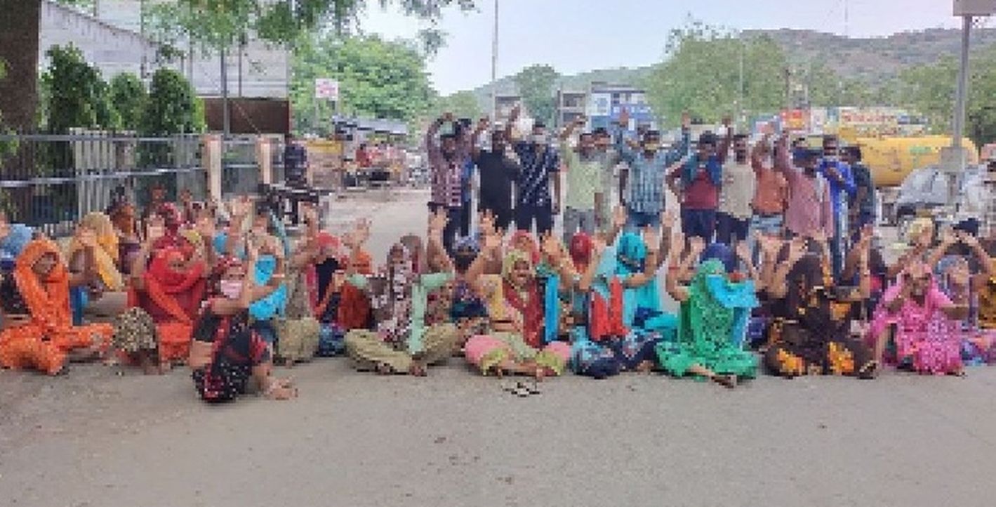 बकाया वेतन की मांग को लेकर सफाई कर्मचारियों ने रोकी सड़क